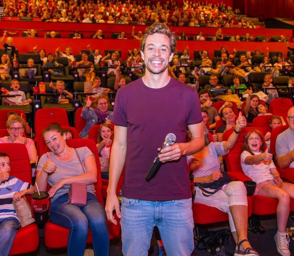 Eine Tiefgehende und Bewegende Sendung, Checker Tobi