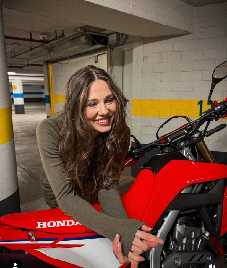 Affe auf Bike Krankheit: Ann-Kathrins Mut und Überlebensgeschichte